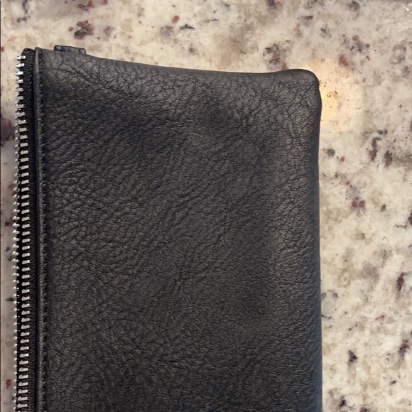 Jen and co Vegan leather wristlet - Picture 3 of 3